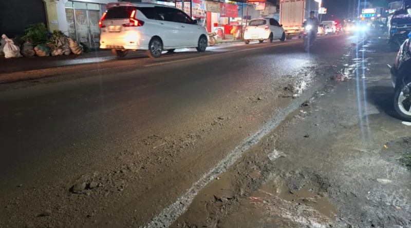 Tanah Berceceran di Jalan, Pengendara yang Melintas di Karangtengah Sukabumi Waswas