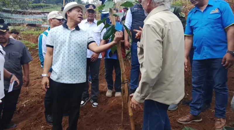 Bupati Bandung dan Serikat Buruh Tanam 12 Ribu Pohon di Pasirjambu