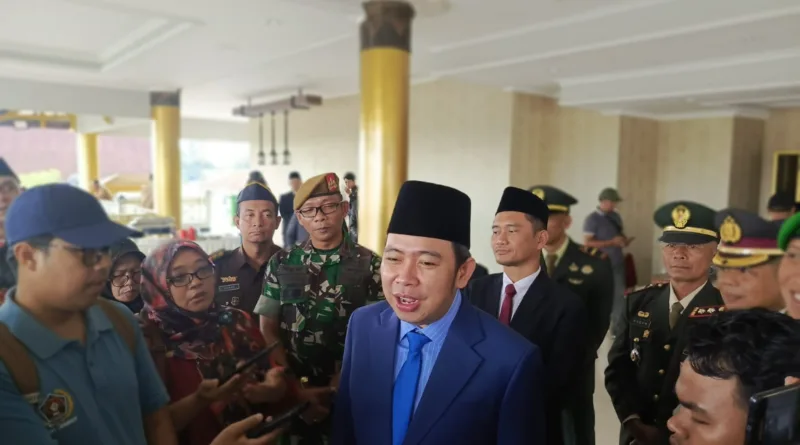 Bupati Jember Dorong Penegasan Etika Rapat Usai Viral Anggota DPRD Merokok dan Bermain Game