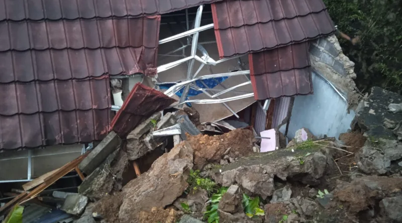 Dua Rumah di Ciambar Sukabumi Rusak Terdampak Longsor Tebing