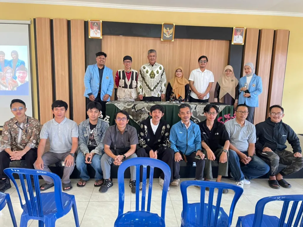 Tim kolaboratif Arsitek Betah di Desa bersama unsur pemerintah desa, akademisi, dan masyarakat usai pembentukan tim desain di Desa Citaman, Nagreg, Sabtu (16/5/2026). /istimewa