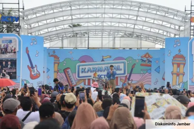 Suasana Karnaval SCTV 2026 di Jember yang dipadati pengunjung dan menghadirkan hiburan sekaligus peluang ekonomi bagi pelaku UMKM lokal. /Diskominfo Jember