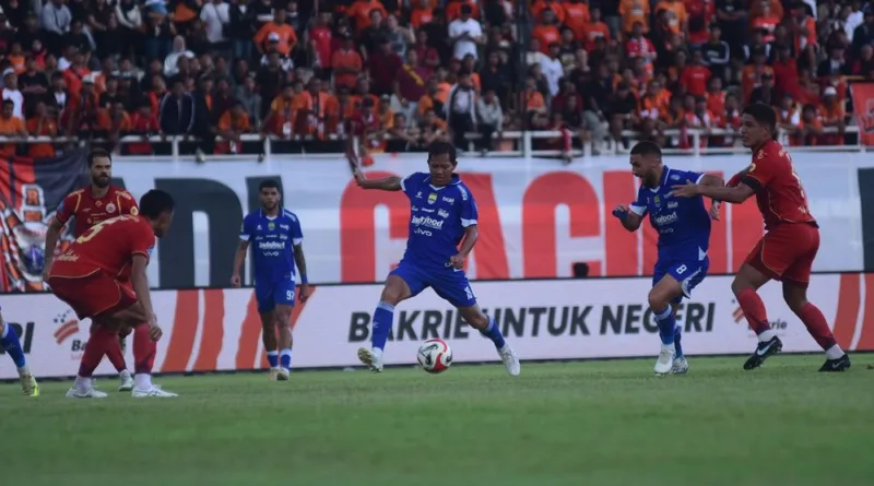 Dua Gol Adam Alis Bawa Persib Ungguli Persija di Babak Pertama