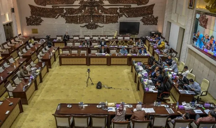 Rupiah Anjlok, DPR Soroti Langkah BI dan Dampak ke Kelas Menengah